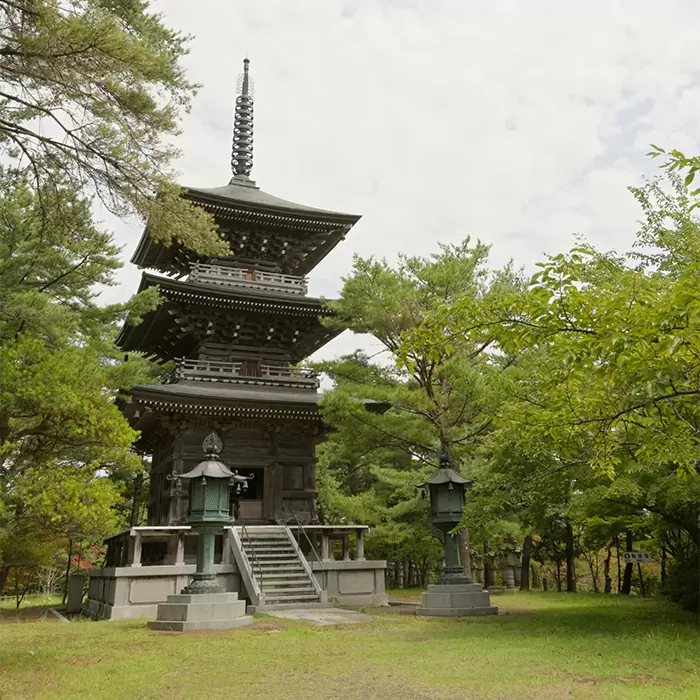 Photographie d'une pagode réalisée par Kyoru durant une création de contenu, région de Noto, Japon 2023.