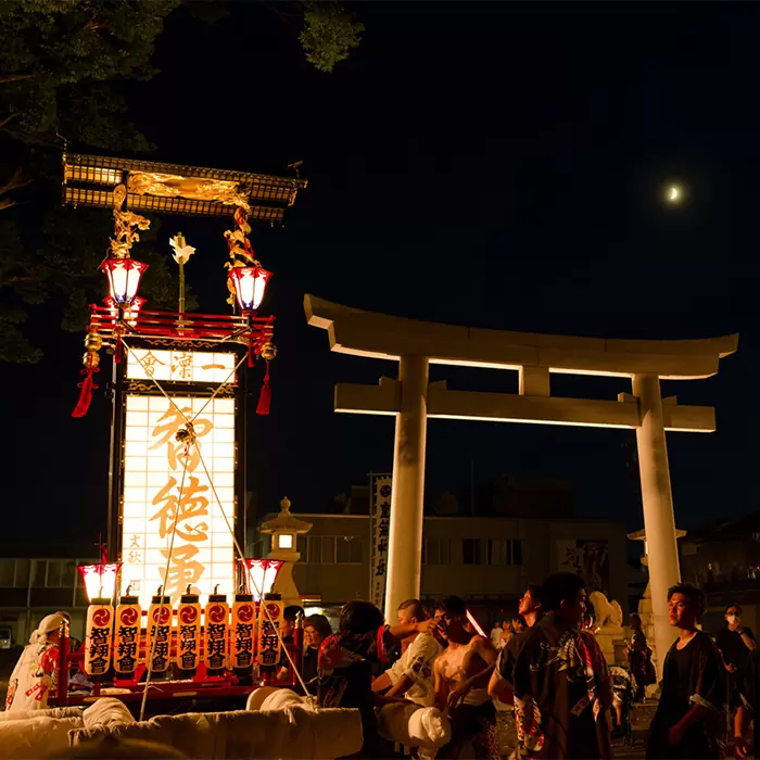Photographie d'une lanterne réalisée par Kyoru durant une création de contenu, ville de Kanazawa, Japon 2023.
